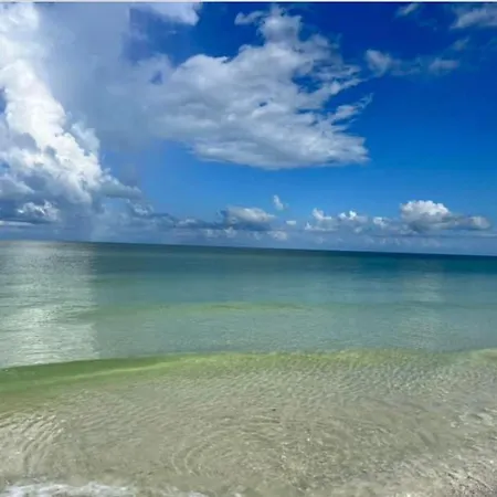 Marco Island Retreat- Close To Beach !